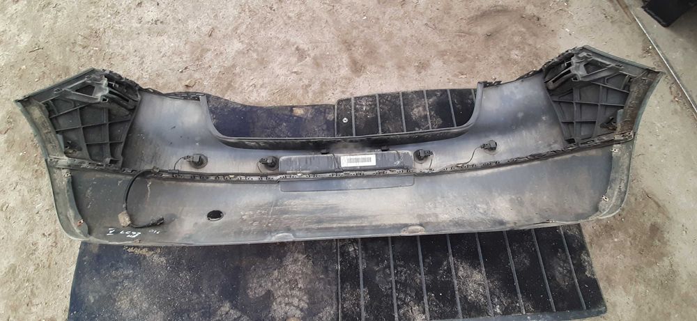 Zderzak tył vw golf V hetchbeck z czujnikami park. kod lakieru LC9Z