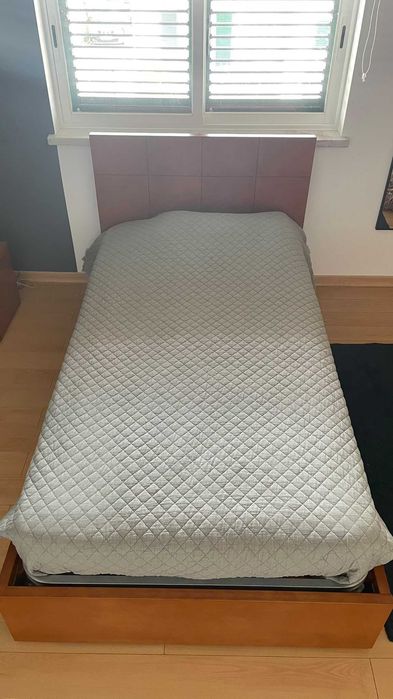 Cama + colchão estrado elevatório 1,05m + mesa cabeceira + roupa cama