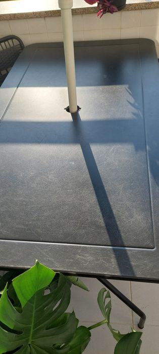 Mesa de jardim com furo para guarda-sol – Bom estado