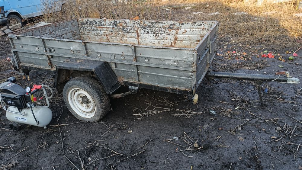 Причіп є дуги, міцний.