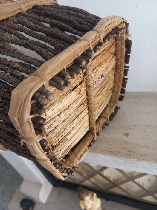 Cesto de palhinha e ráfia,  multifuncional. Em bom estado.