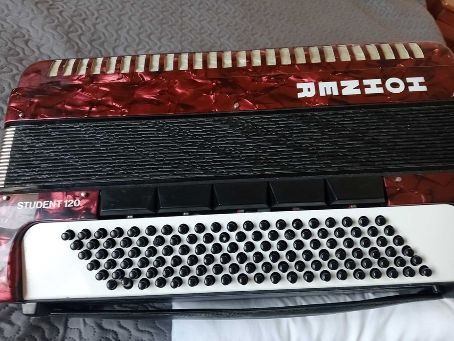 Sprzedam akordeon 120 bas: Hohner Student.