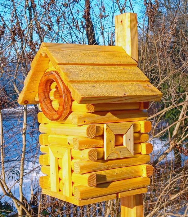 Oryginalna drewniana budka lęgowa dla małych ptaków