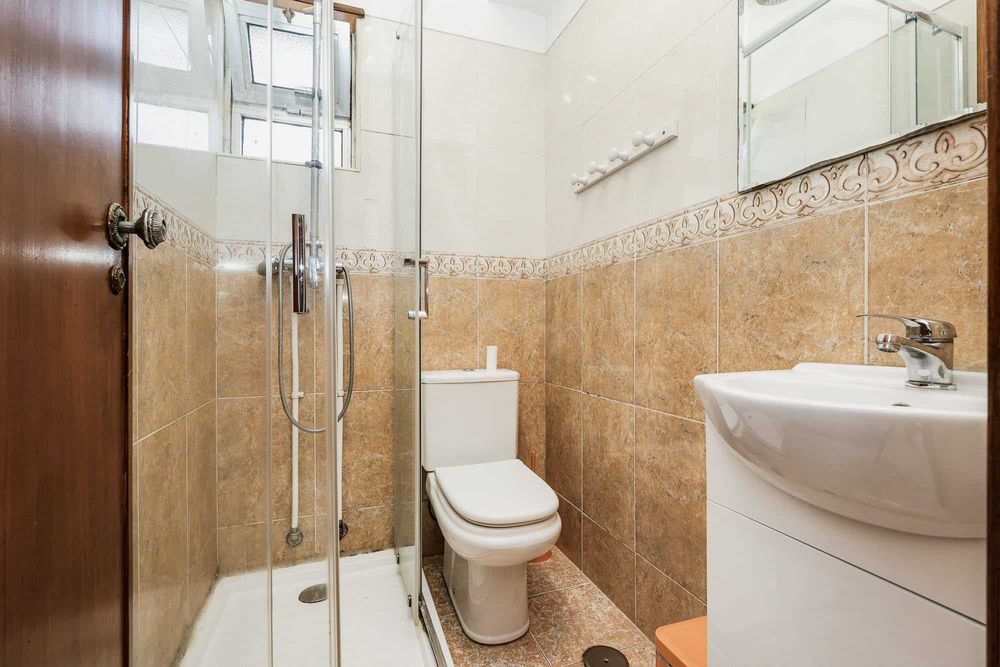 Quartos em T4 mobilado para estudantes | 8 min a pé da NOVA FCT | 2 WC | 105 m²