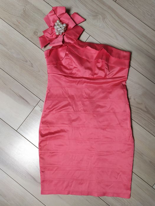 Sukienka na jedno ramię