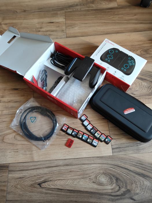 Nintendo Switch OLED 64 GB + 14 gier na kartach + akcesoria