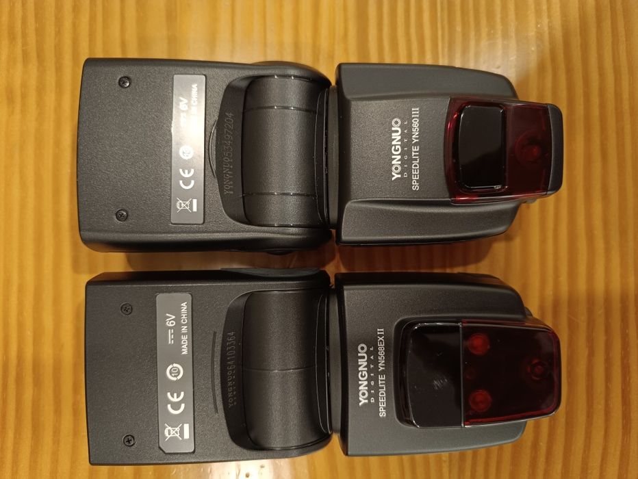 “2 flashes Yongnuo profissionais, pouco uso, totalmente funcionais.