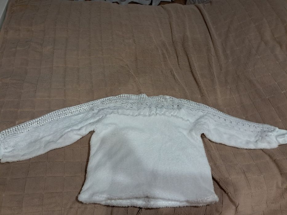 Кофтина біла з мереживом