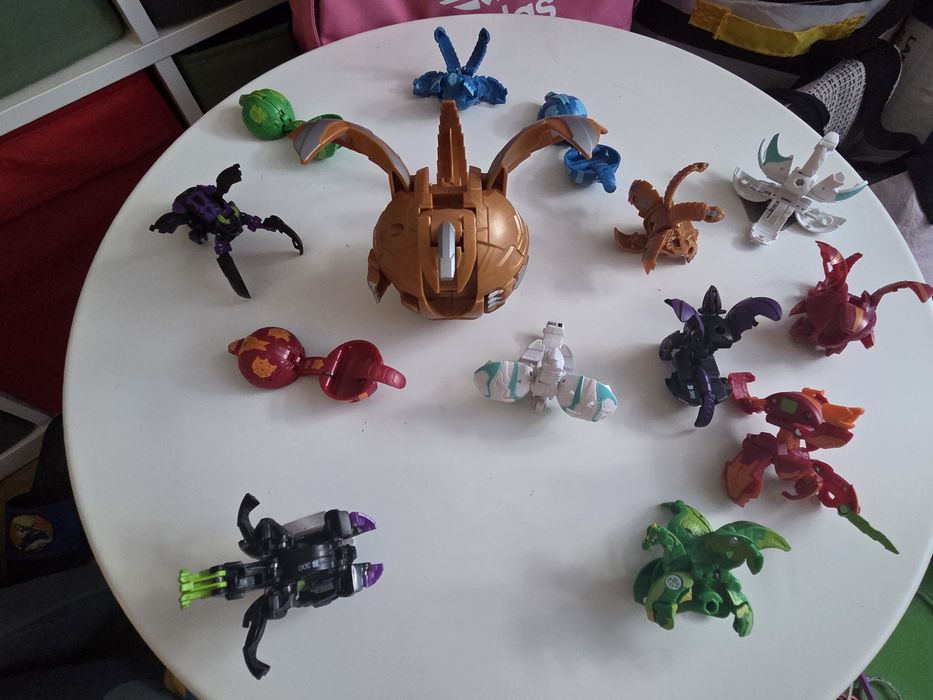 Varios bonecos marvel e outros brinquedos