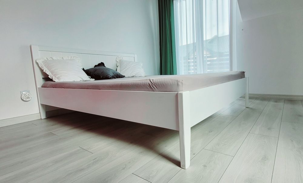 Łóżko białe że stelażem rama bez materaca 160x200