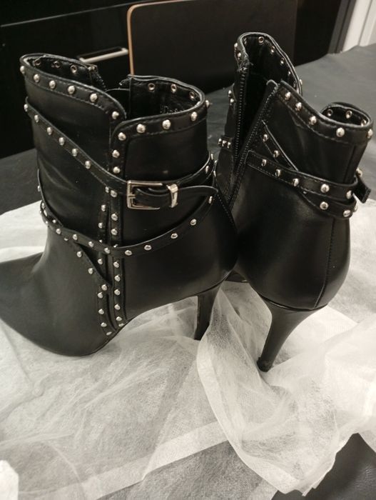 Botas pretas meio cano novas