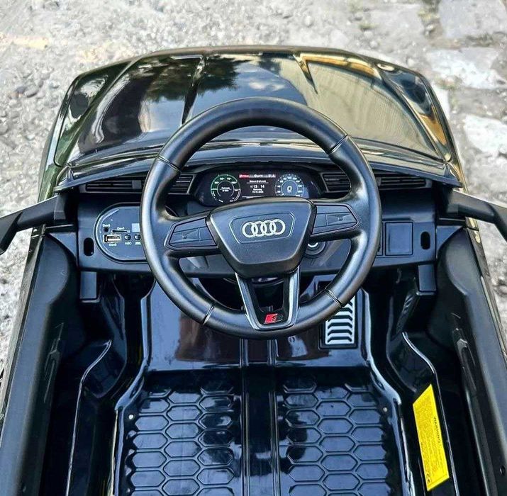 Дитячий Електромобіль Audi SQ8 Чорний на радіокеруванні