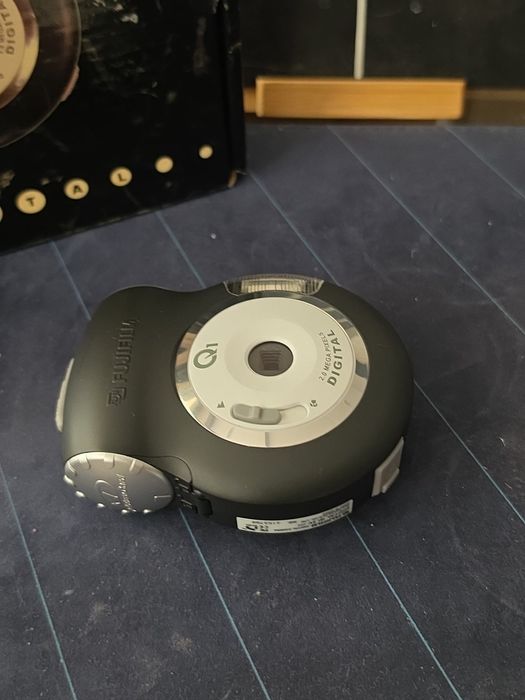Unikatowy aparat cyfrowy Y2K Fujifilm Digital Q1 (2 MP) + pudełko!