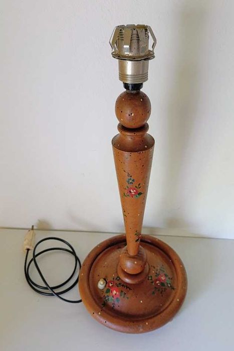 Candeeiro de mesa vintage em madeira pintado à mão