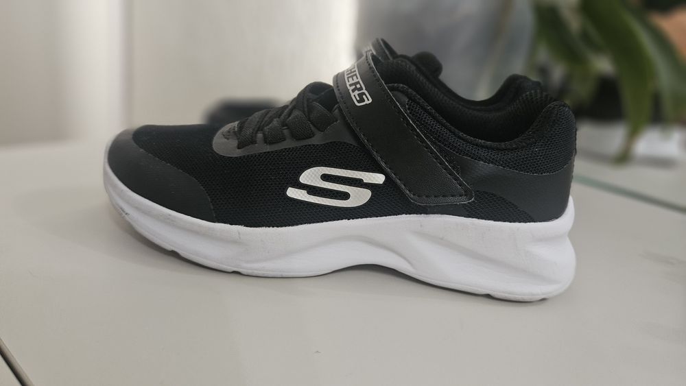 продам дитячі кросівки sketchers