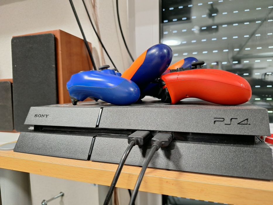 Play station 4 plus 3 pady i 3 gry