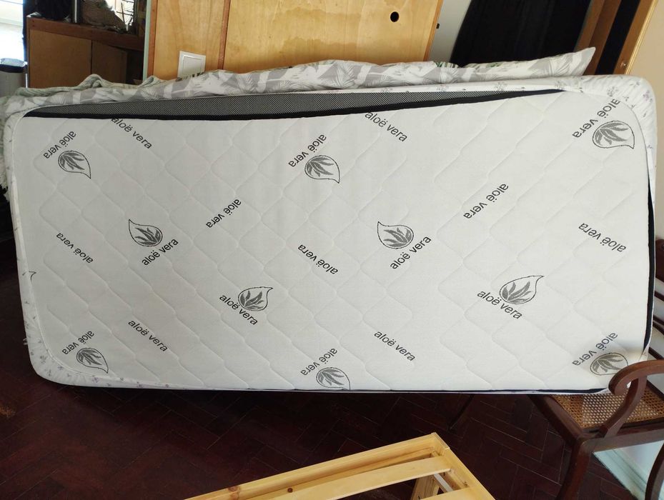 Cama solteiro IKEA Neiden (90x200) + Estrado Luroy + Colchão