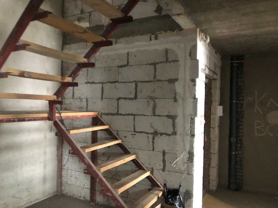 Продається дворівнева 5-ти кімнатна квартира