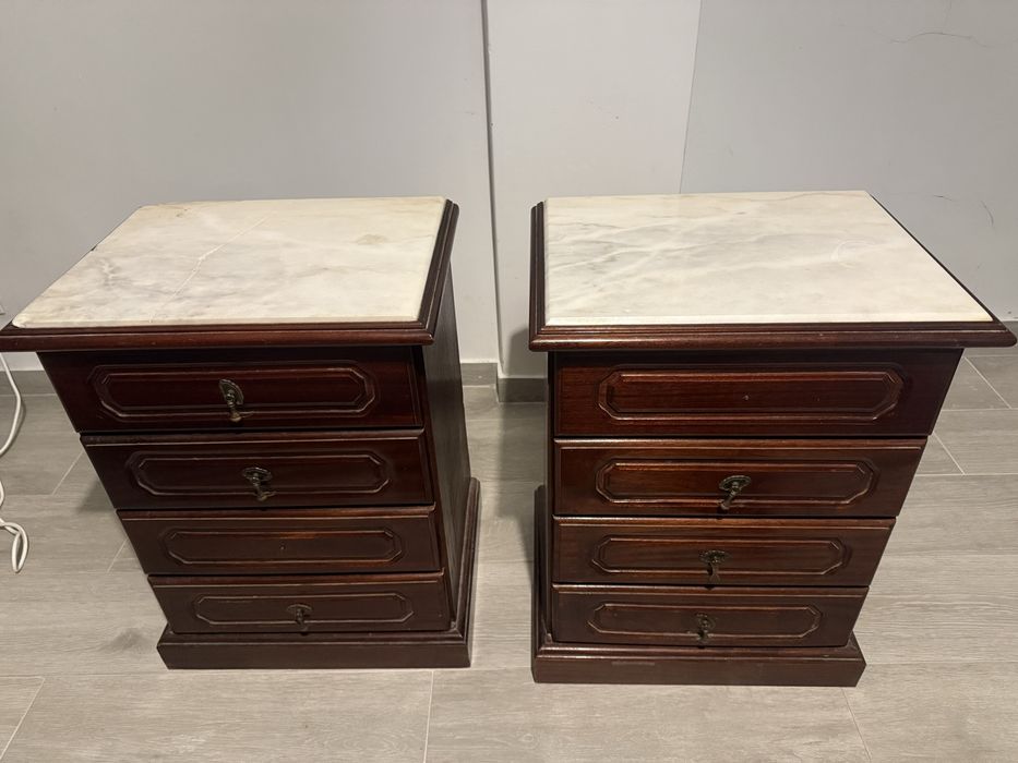 Mesas de cabeceira em madeira maciça com marmore