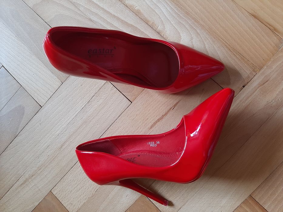 Szpilki czerwone lakierowane 35 mniejszy rozmiar