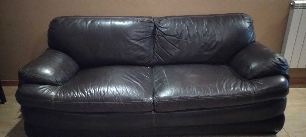 Sofá em pele cor castanho em bom estado