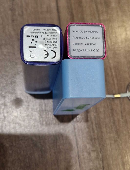 Power banki 2600mAh z kablami w komplecie