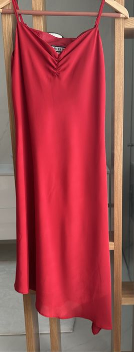 Lindo vestido ( para festa ou näo) vermelho  com tecido fluido .