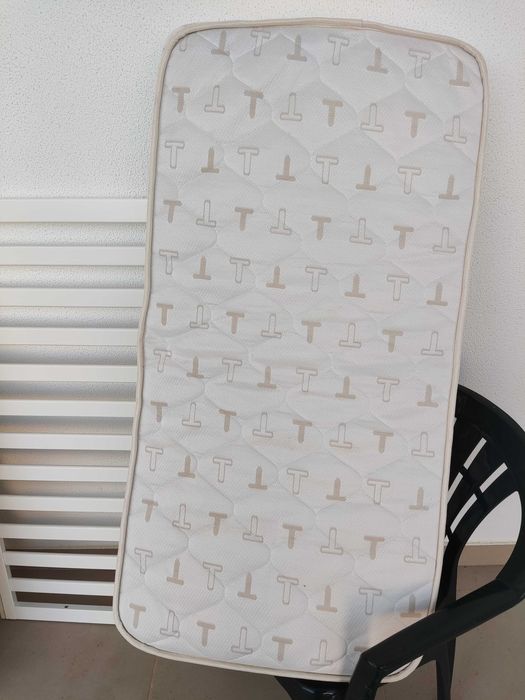 Cama de grades para bébé com colchão 1.20m x 0.6m