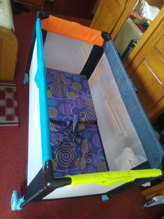 Parquinho e cadeira de segurança.