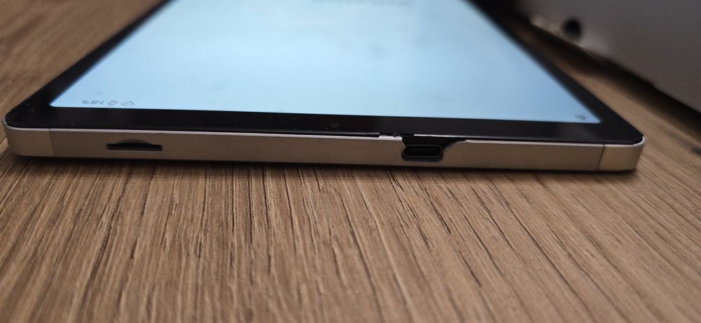 Tablet Acer iconia a10-21 uszkodzony.