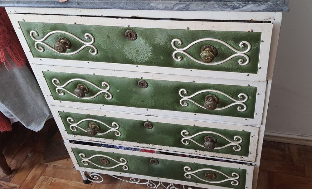 Cómoda vintage em ferro com detalhes em napa