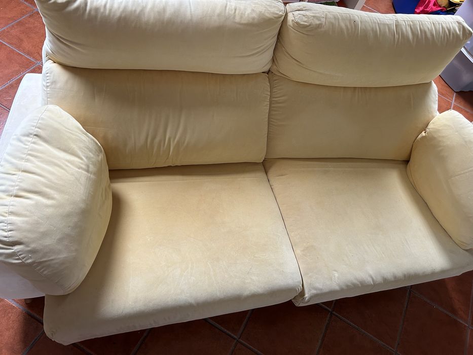 Sofá com encosto inclinável