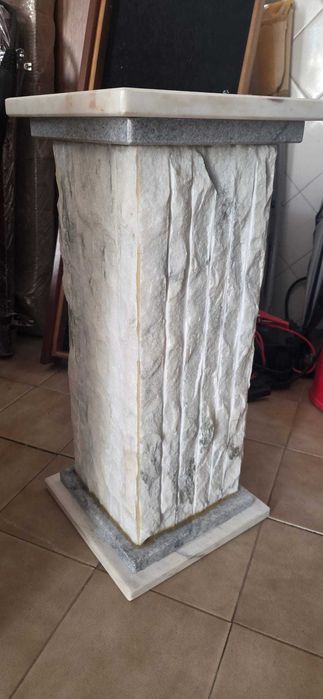 Coluna de pedra decorativa