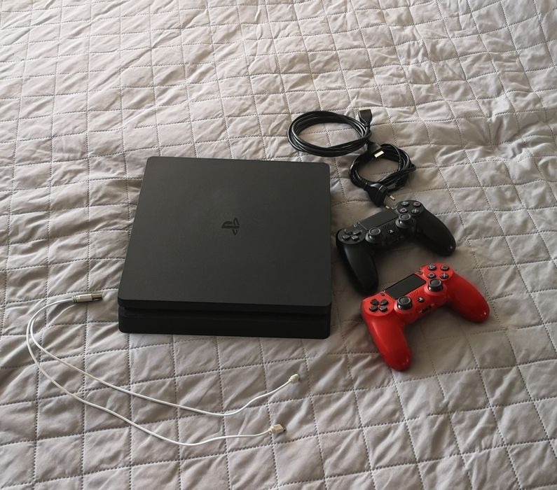 PS4 Slim + 2 oryginalne pady – bardzo mało używana