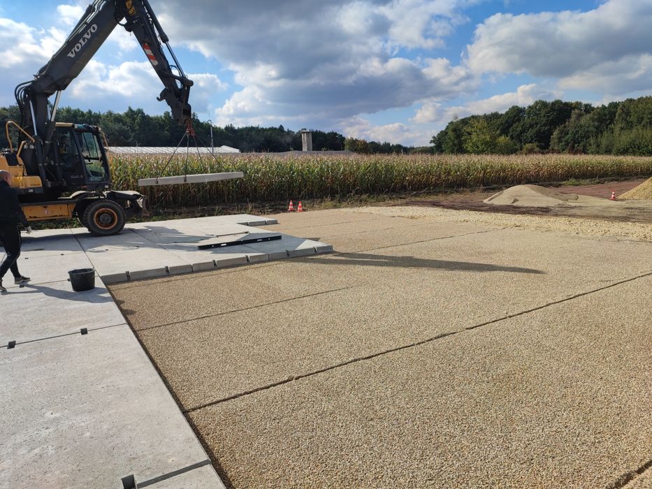 Układanie płyt drogowych kostki