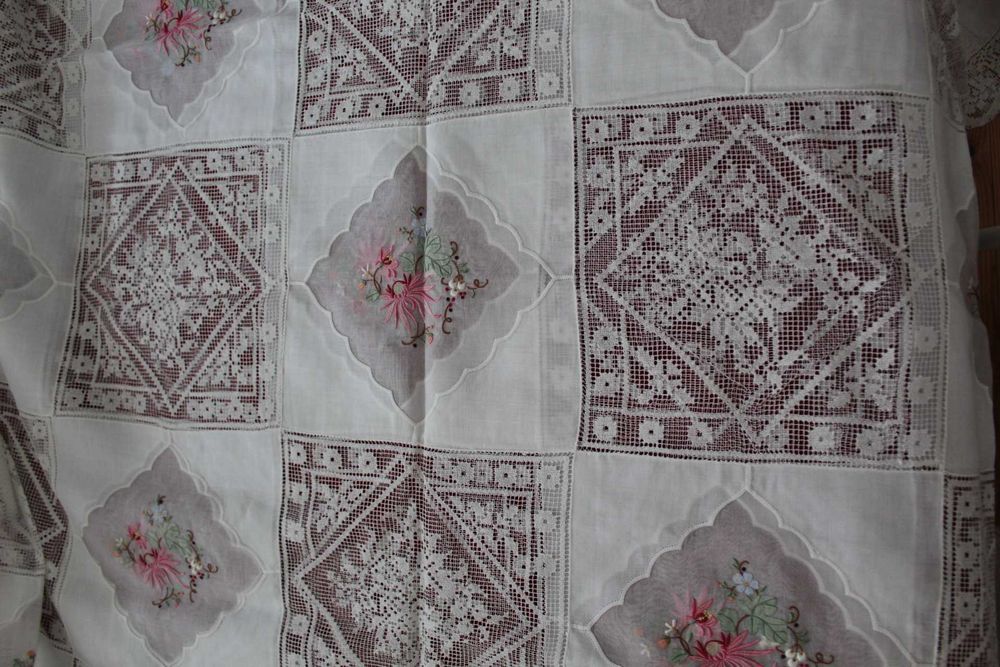 Toalhas de mesa em linho e croché