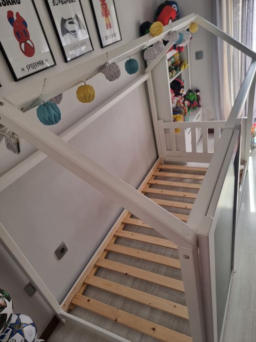 Cama de criança com quadro