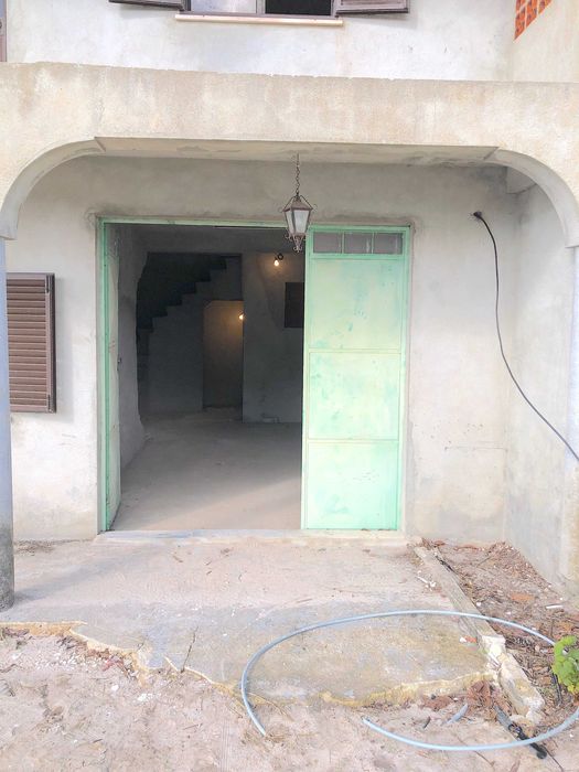 Terreno com 650m² e casa de 160m² para renovar em Azeitao