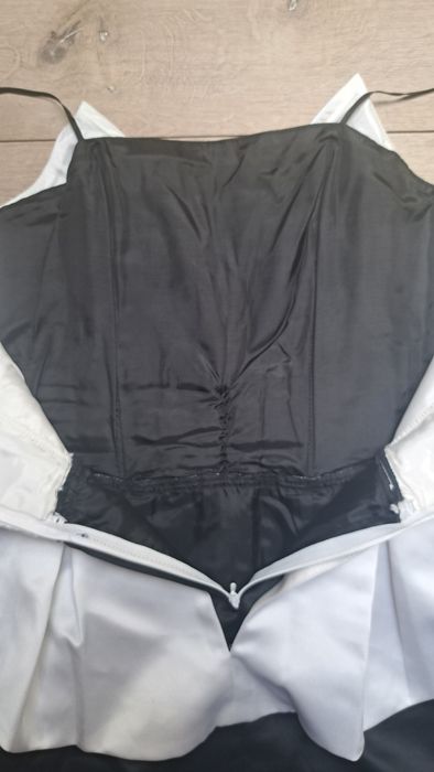 czarno biała elegancka sukienka midi z kokardą