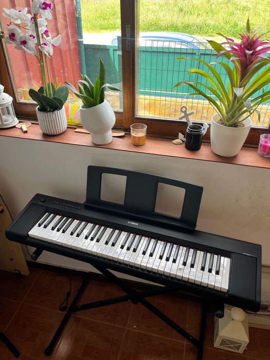 Piano digital portátil com suporte Yamaha