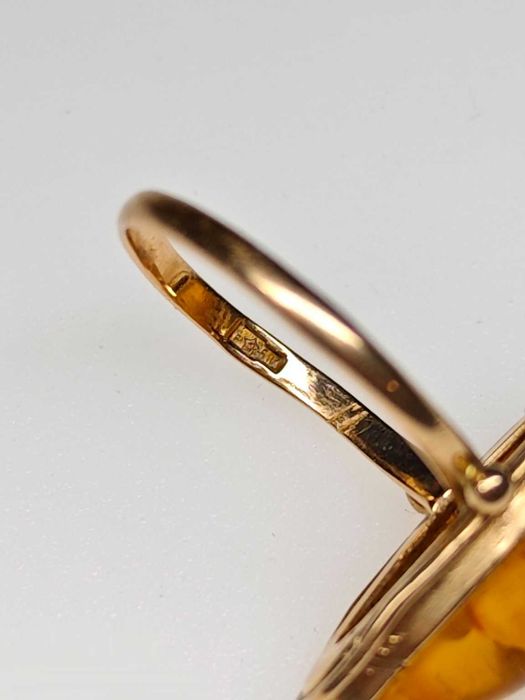 Кольцо из золота 583 пробы, с камнем янтарем, р. 17-17.5, 2,87 г, СССР
