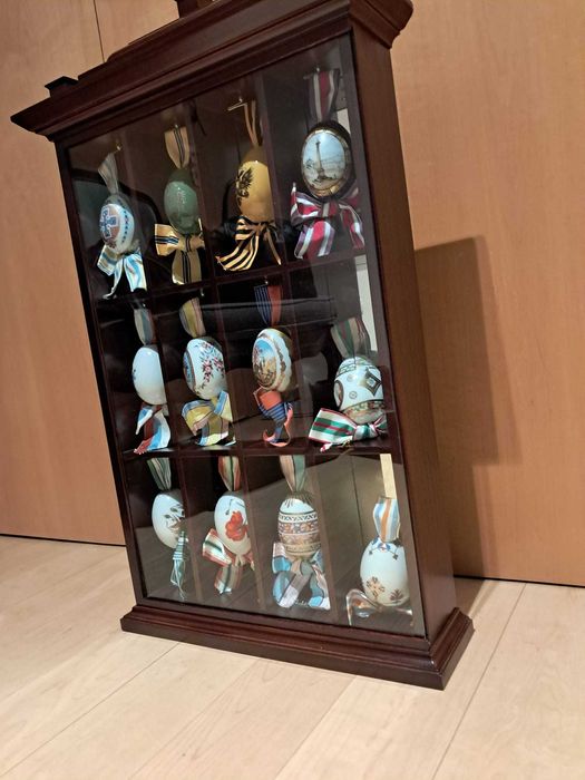 Vitrine c/ ovos de louça assinados à mão