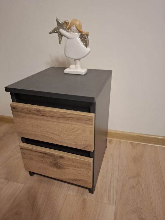 Mała szafeczka z dwoma szufladkami