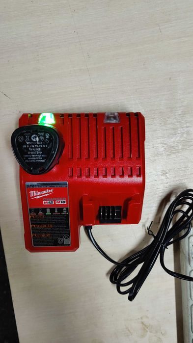 Milwaukee M12-18 зарядний пристрій батарей  мілвоке 220в