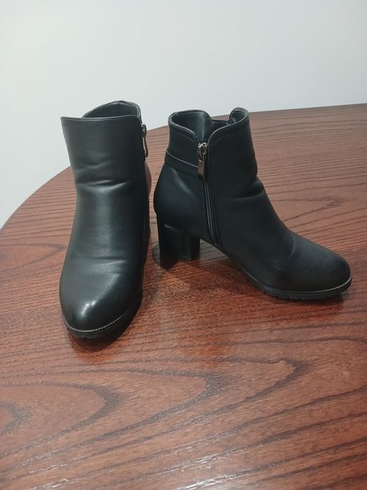 Чобітки практично нові