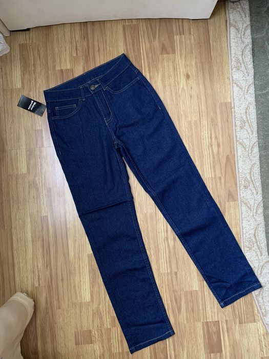 Новые женские джинсы.