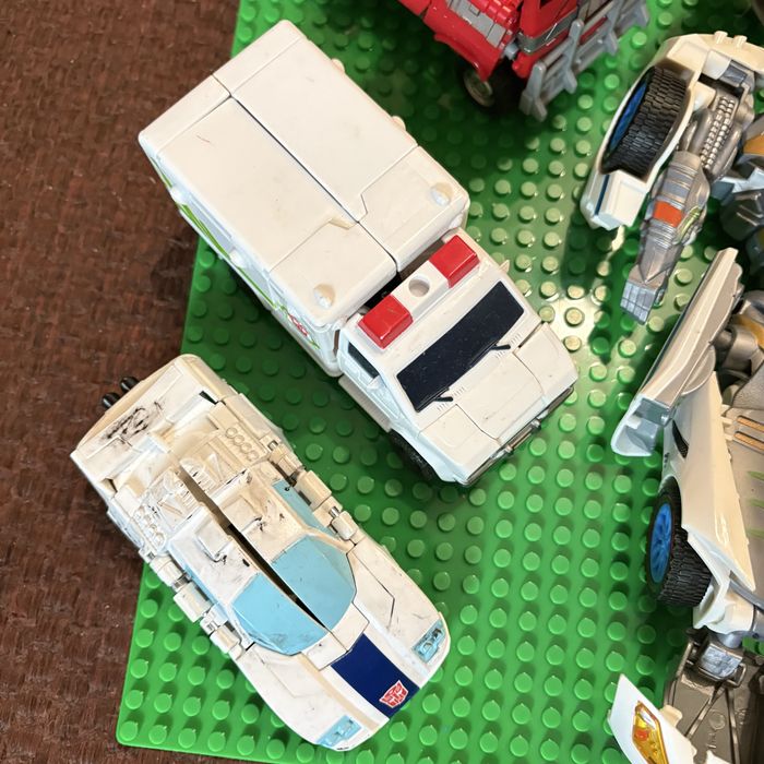 различные фигурки трансформеров из серии фильмов