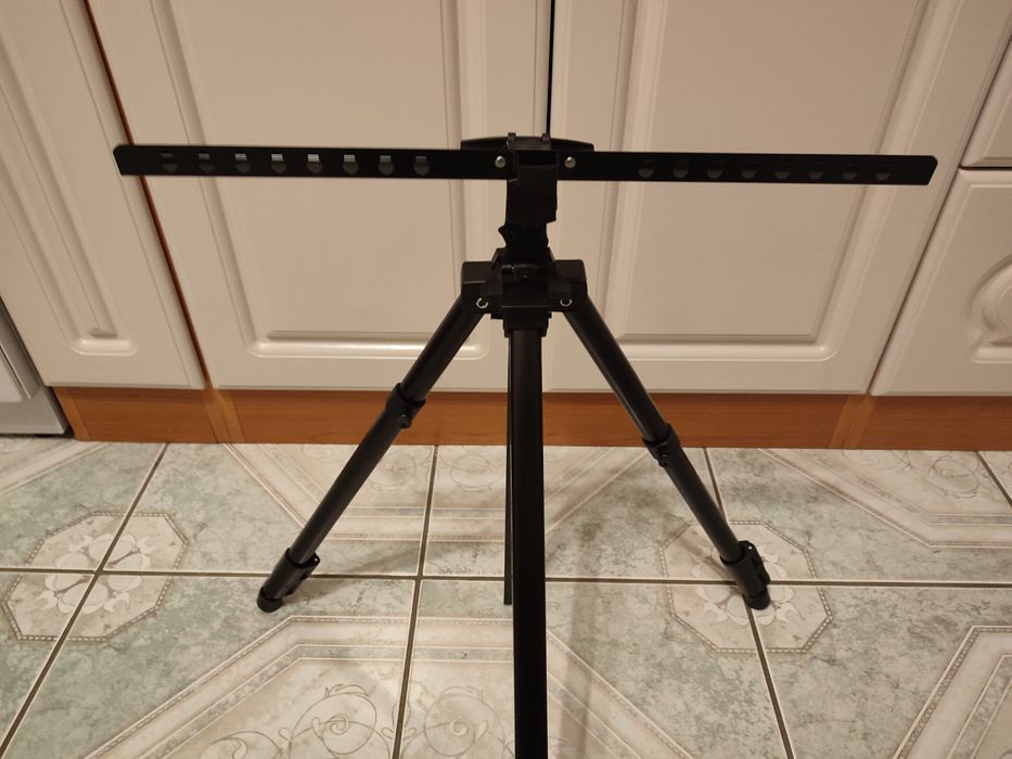 Nowa czarna metalowa sztaluga malarska