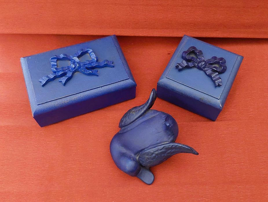 Peças variadas em louça e de artesanato