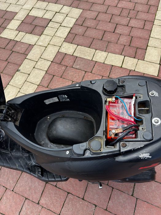 Скутер. 100 куб. Piaggio. Zip 100. 4t.